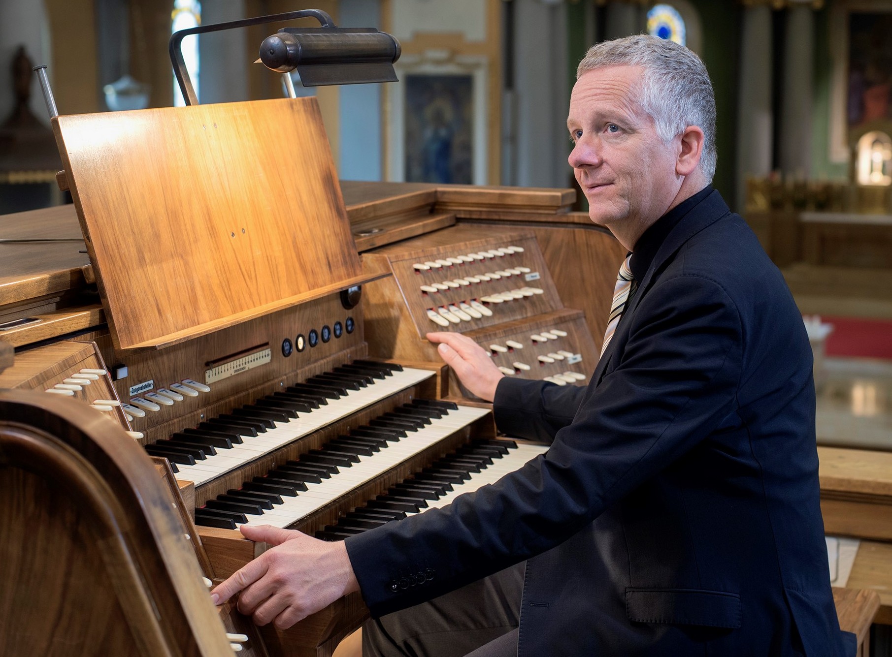 Bernhard Hörler an der Orgel